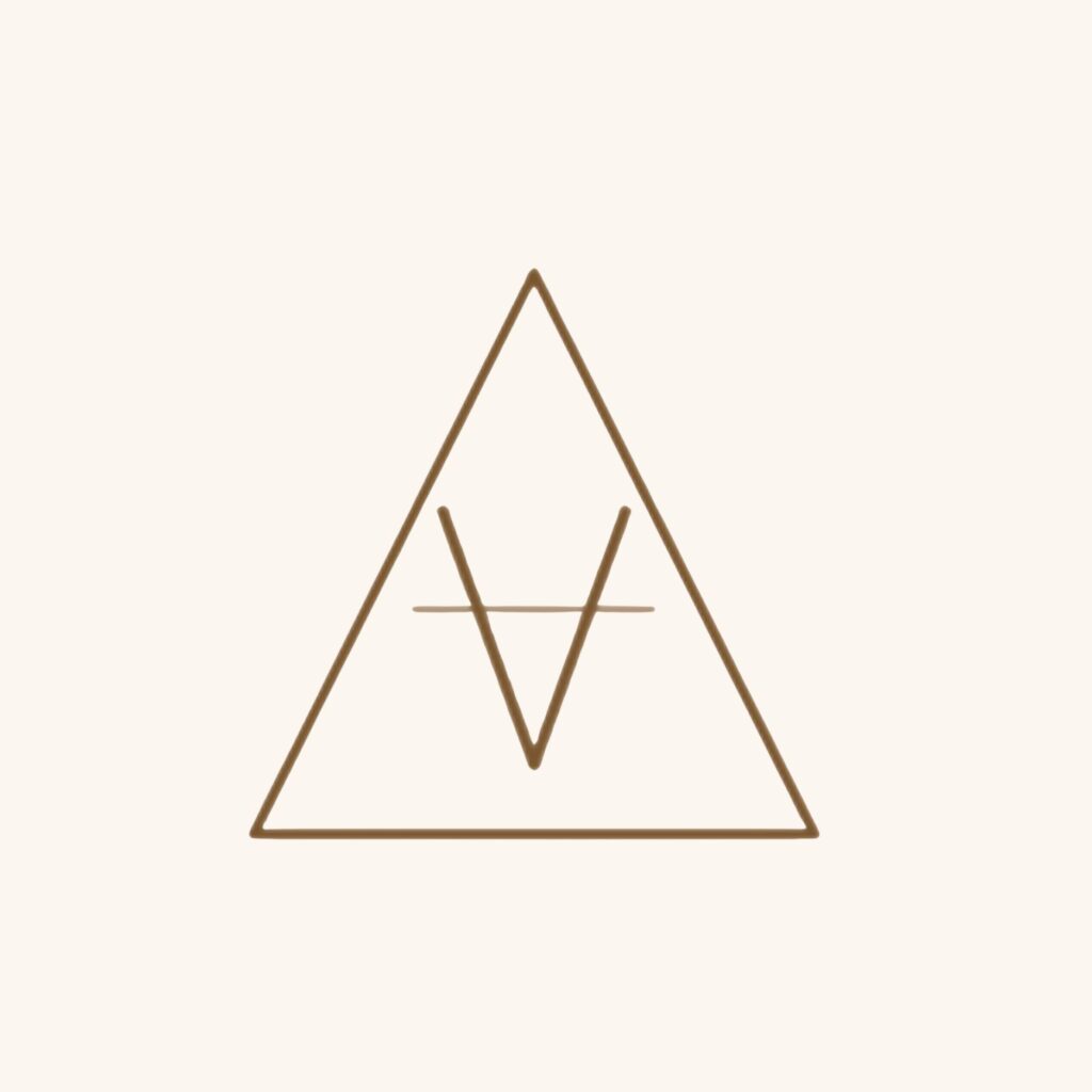 Triangle icon with an angular line shape representing jaw thinning
